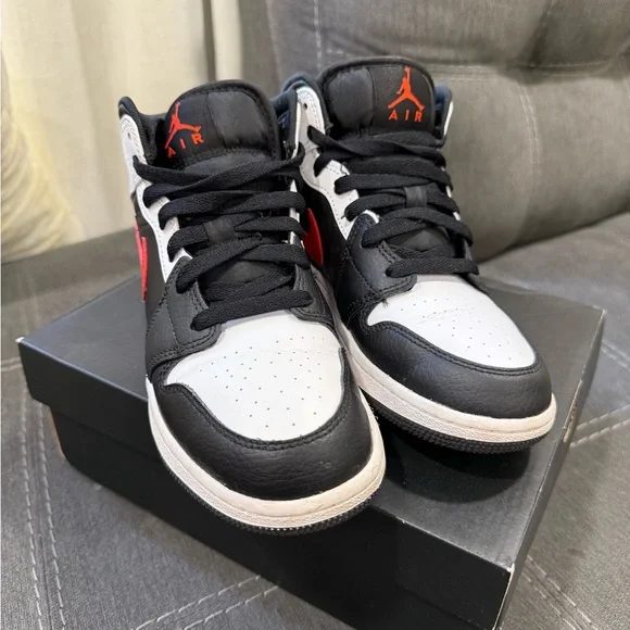 Air Jordan 1 Mid Black Chile Red GS 4.5Y – Good Condition – Box Included - Picture 5 of 6